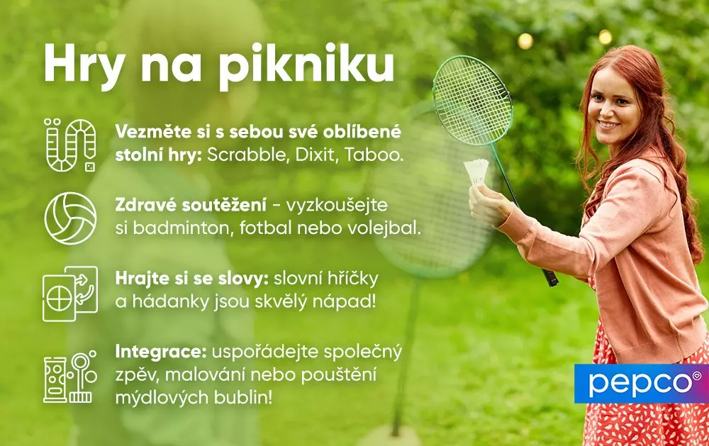 Žena s badmintonovou raketou v přírodě, s tipy na piknikové hry jako Scrabble, Dixit a sportovní aktivity od Pepco.