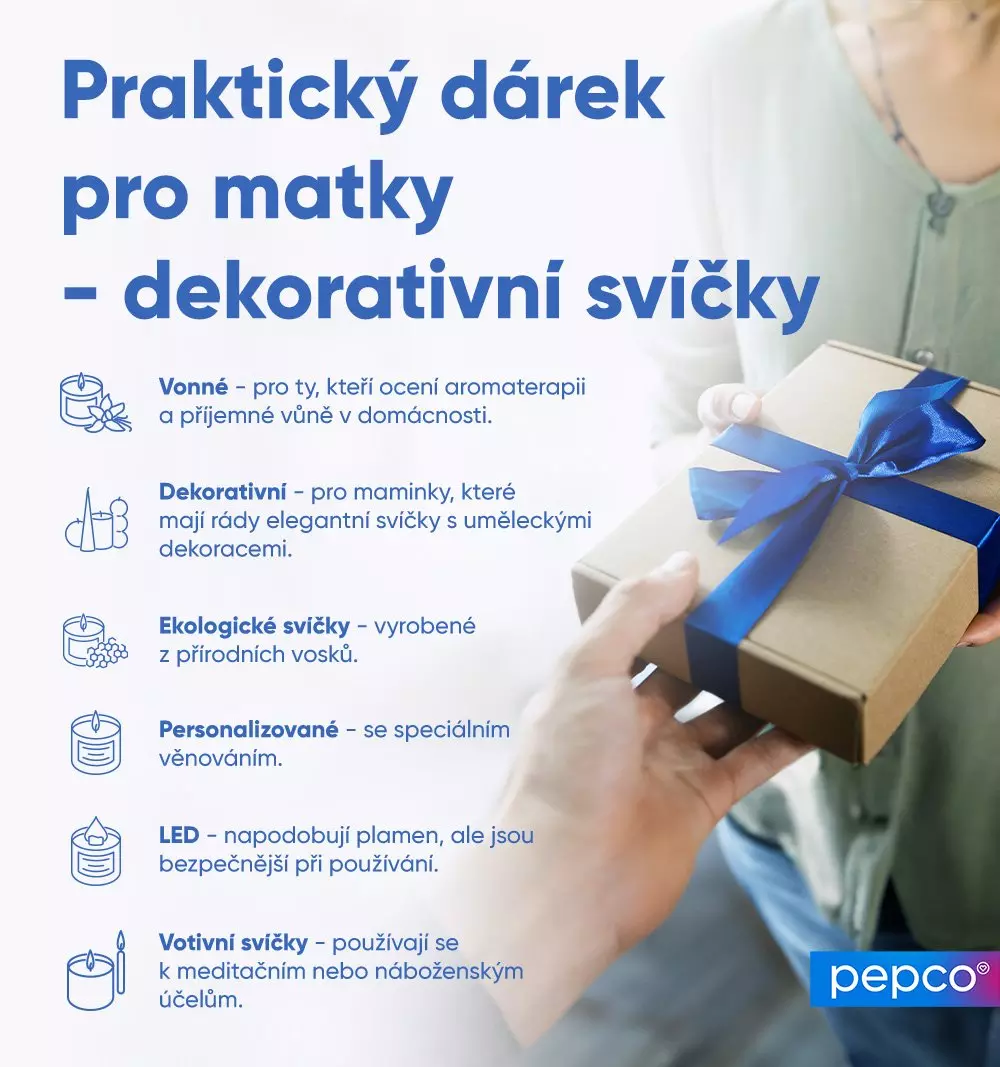 Dárkový balíček s modrou mašlí a informace o dekorativních svíčkách jako praktický dárek pro matky.