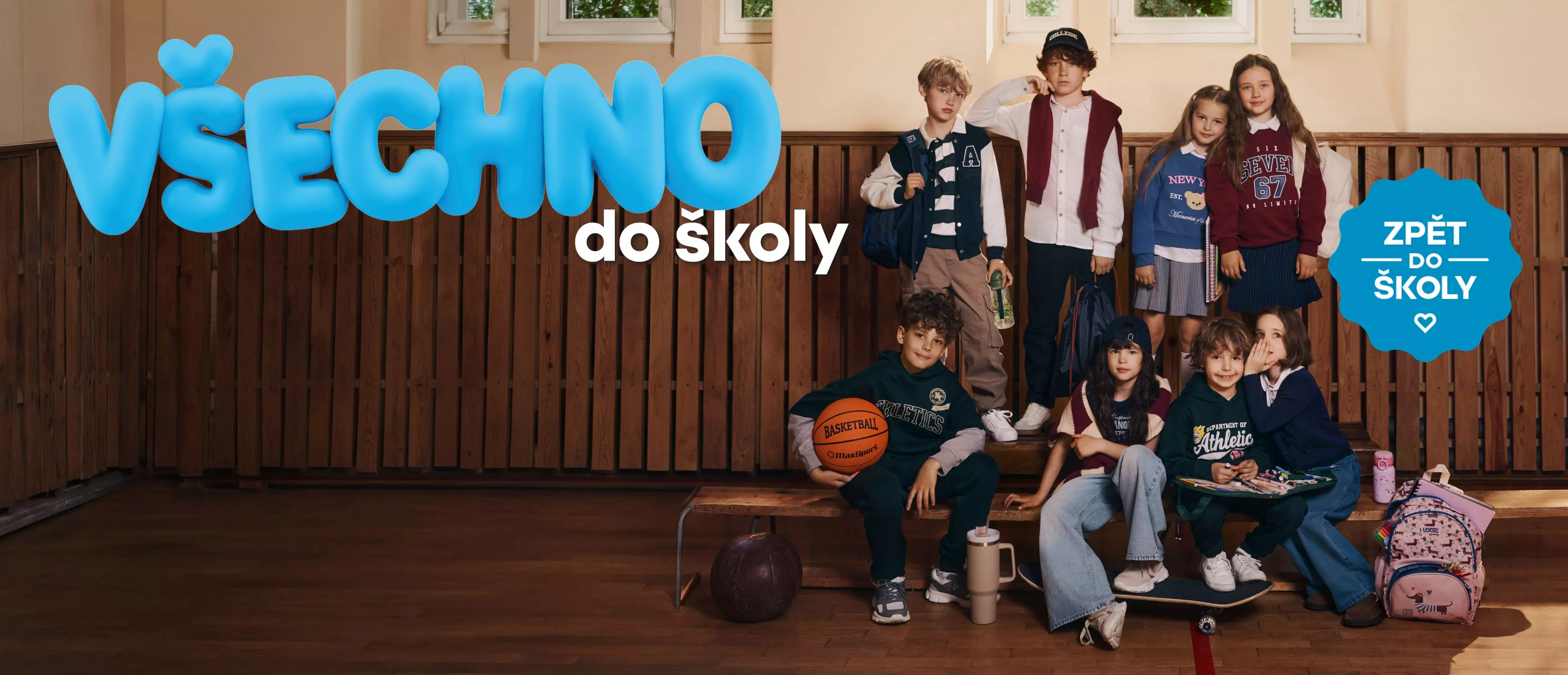 Pepco - Skupina dětí ve školním oblečení s batohy a sportovním vybavením v šatně.