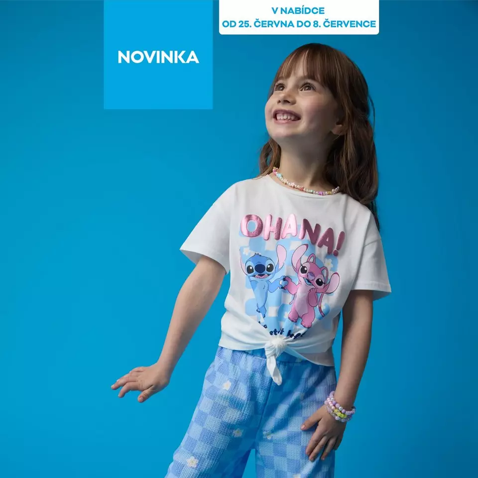 Dívka v tričku s potiskem OHANA a modrých kalhotách, kolekce Pepco.