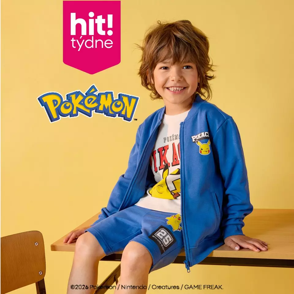 Chlapec v modrém Pokémon outfitu od Pepco sedí na lavičce a usmívá se.