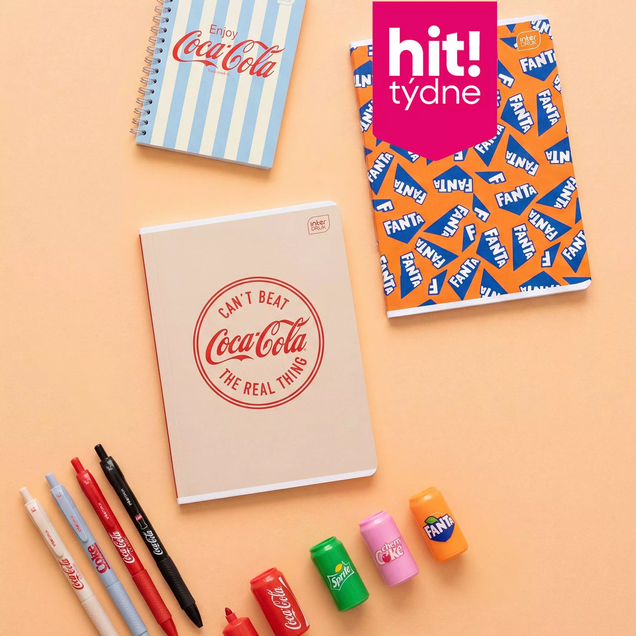 Pepco sešity s motivy Coca-Cola a Fanta a psací potřeby s logem nápojových značek.