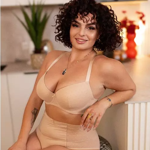Modella Pepco che indossa reggiseno e guaina modellante color nude.