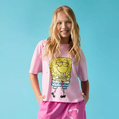Dievča v ružovom Pepco tričku s potlačou SpongeBob SquarePants.