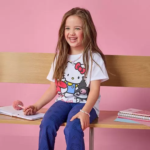 Pepco dievčenské tričko s potlačou Hello Kitty a modré nohavice.