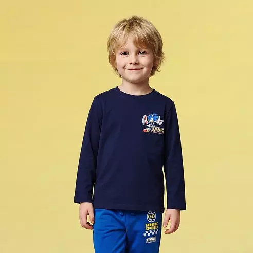 Bambino che indossa una maglietta blu navy a maniche lunghe Sonic the Hedgehog e pantaloni blu Pepco.