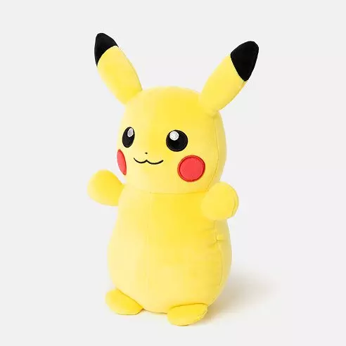 Jucărie de pluș Pikachu galbenă cu urechi negre și obrajii roșii.