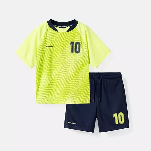 Set fotbal Pepco pentru copii: tricou galben neon cu numărul 10 și pantaloni scurți bleumarin.