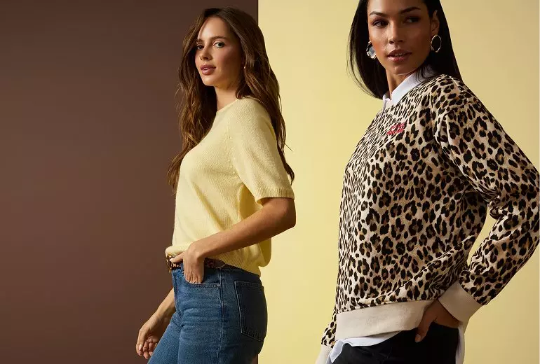 Dwie osoby prezentujące modne ubrania z Pepco - żółty sweter z dżinsami oraz bluza w panterkę z białą koszulą.