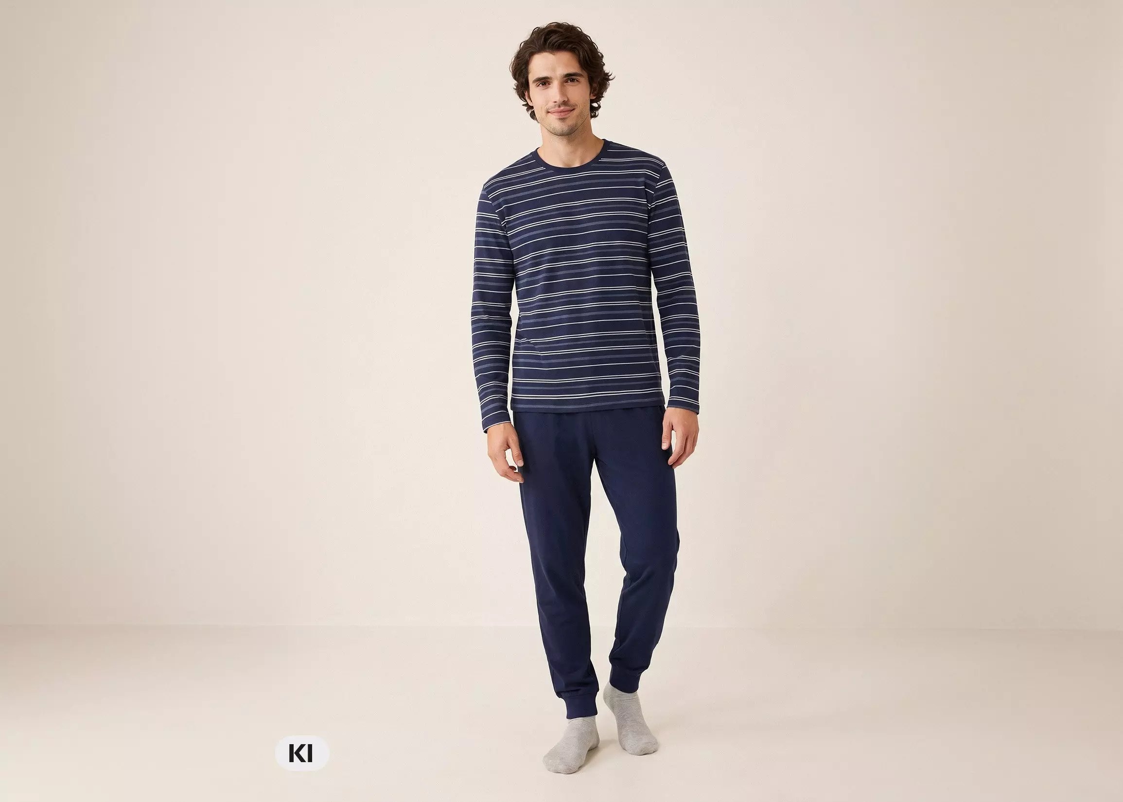 Pepco Herren-Pyjama-Set mit gestreiftem Oberteil und marineblauer Hose.
