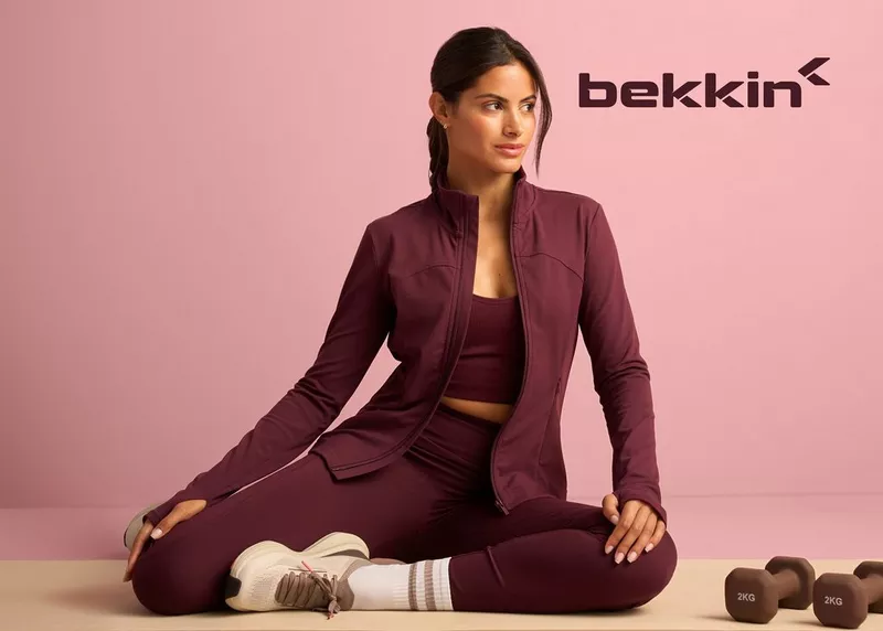 Pepco ženska športna oblačila bekkin, ženska sedi v vijolični trenirki.
