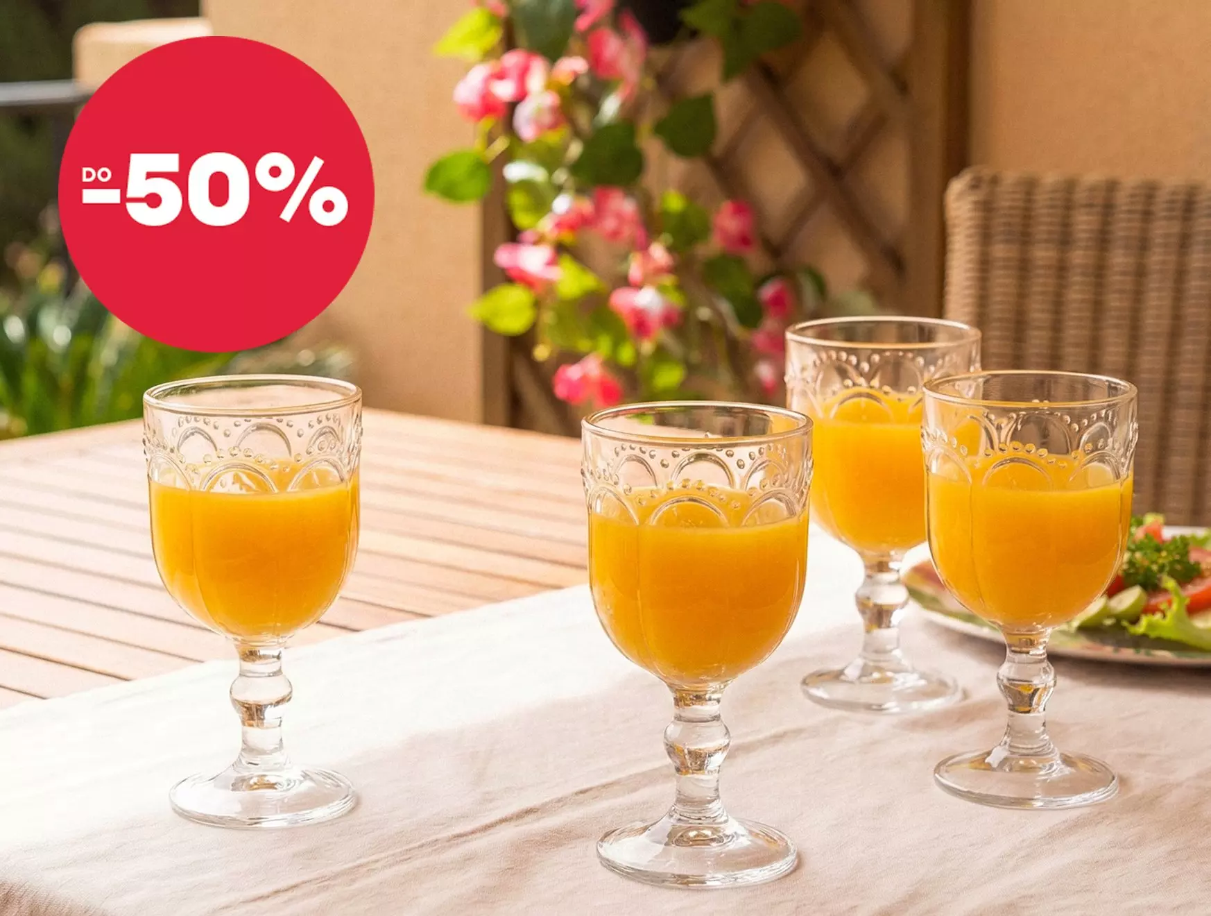 Pepco díszített üvegpoharak narancslével töltve, 50% kedvezménnyel.