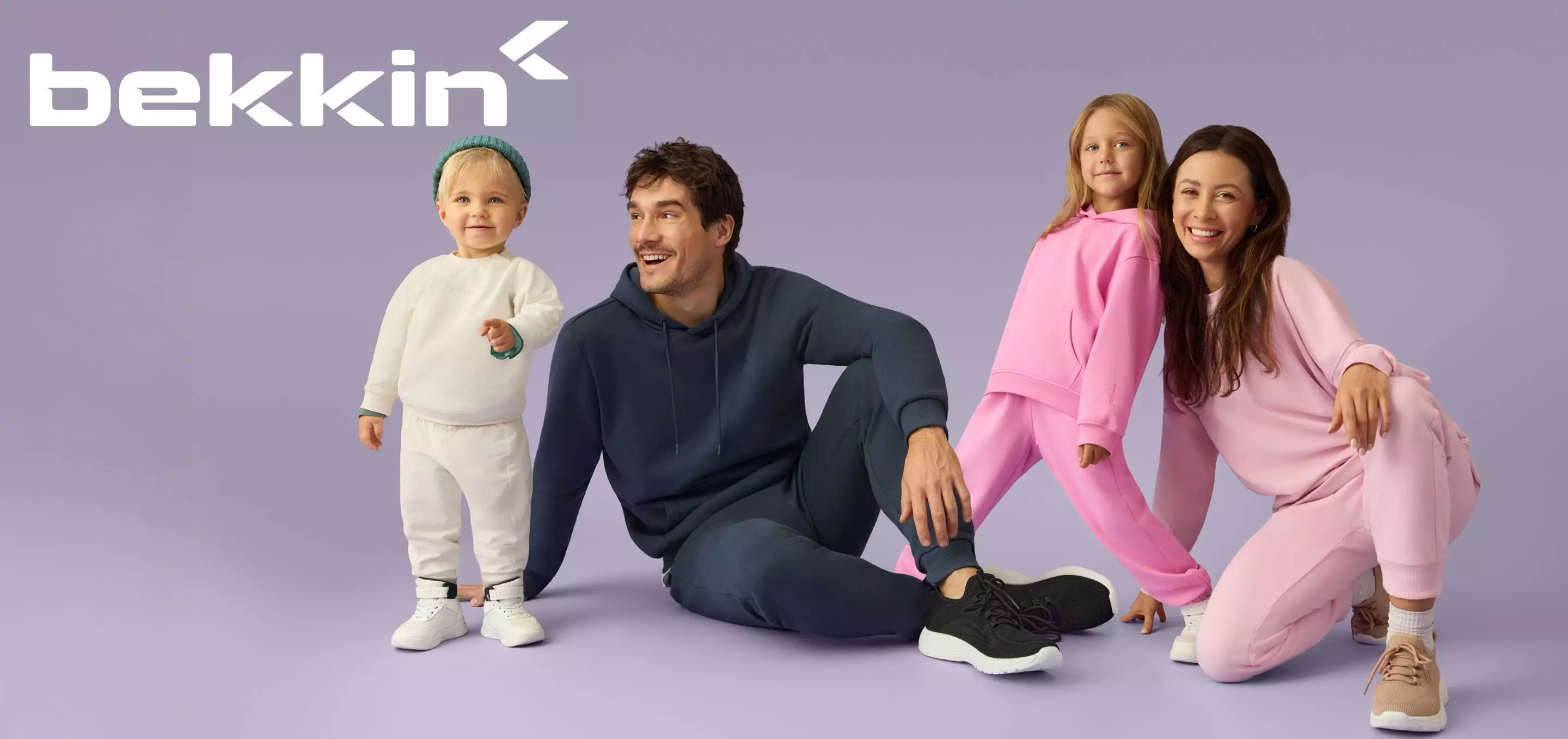 Rodzina w wygodnych dresach marki Bekkin dostępnych w Pepco - biały dla dziecka, granatowy dla mężczyzny, różowe dla dziewczynki i kobiety.