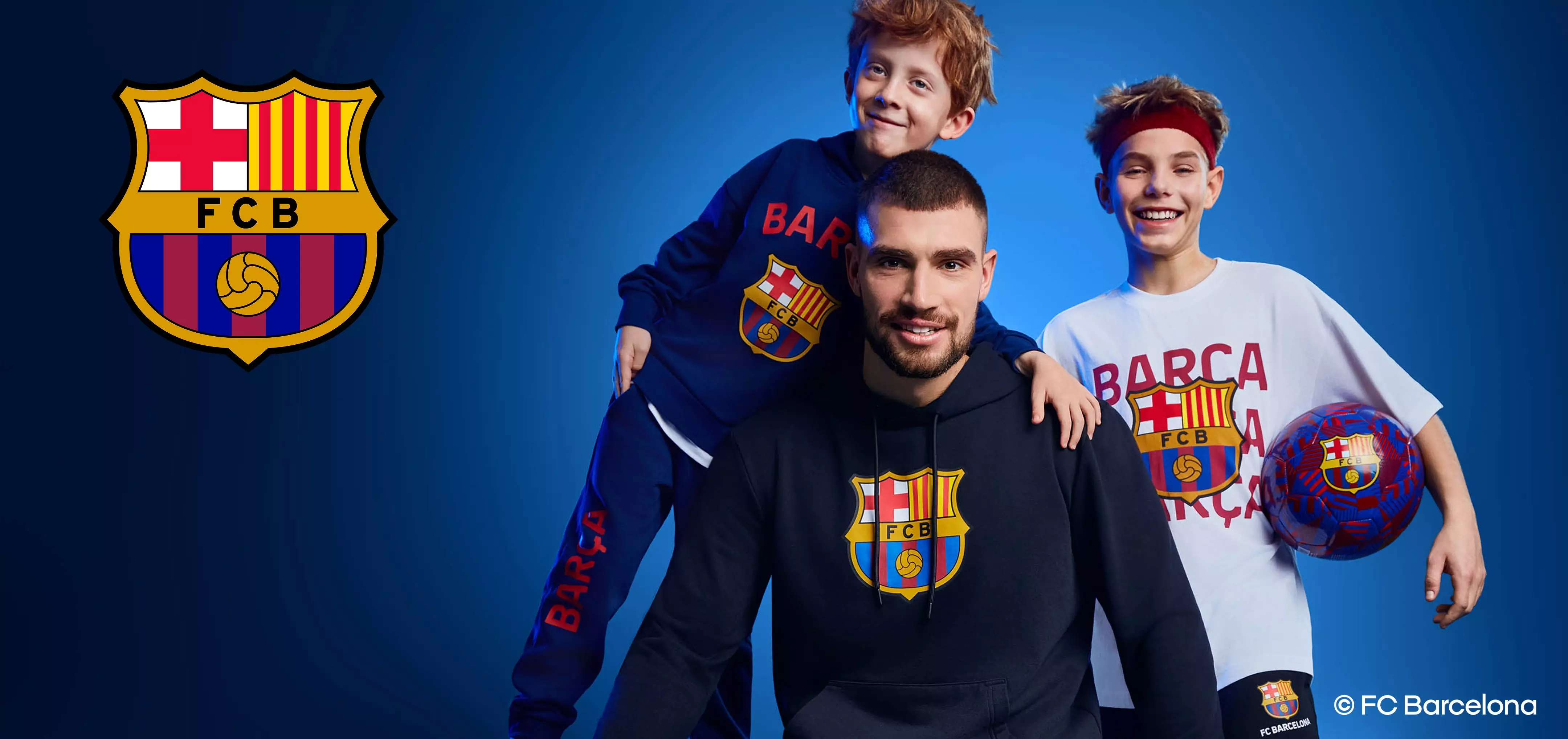 Kolekcja odzieży Pepco z motywem FC Barcelona, prezentująca bluzy i koszulki z herbem klubu oraz piłkę nożną.