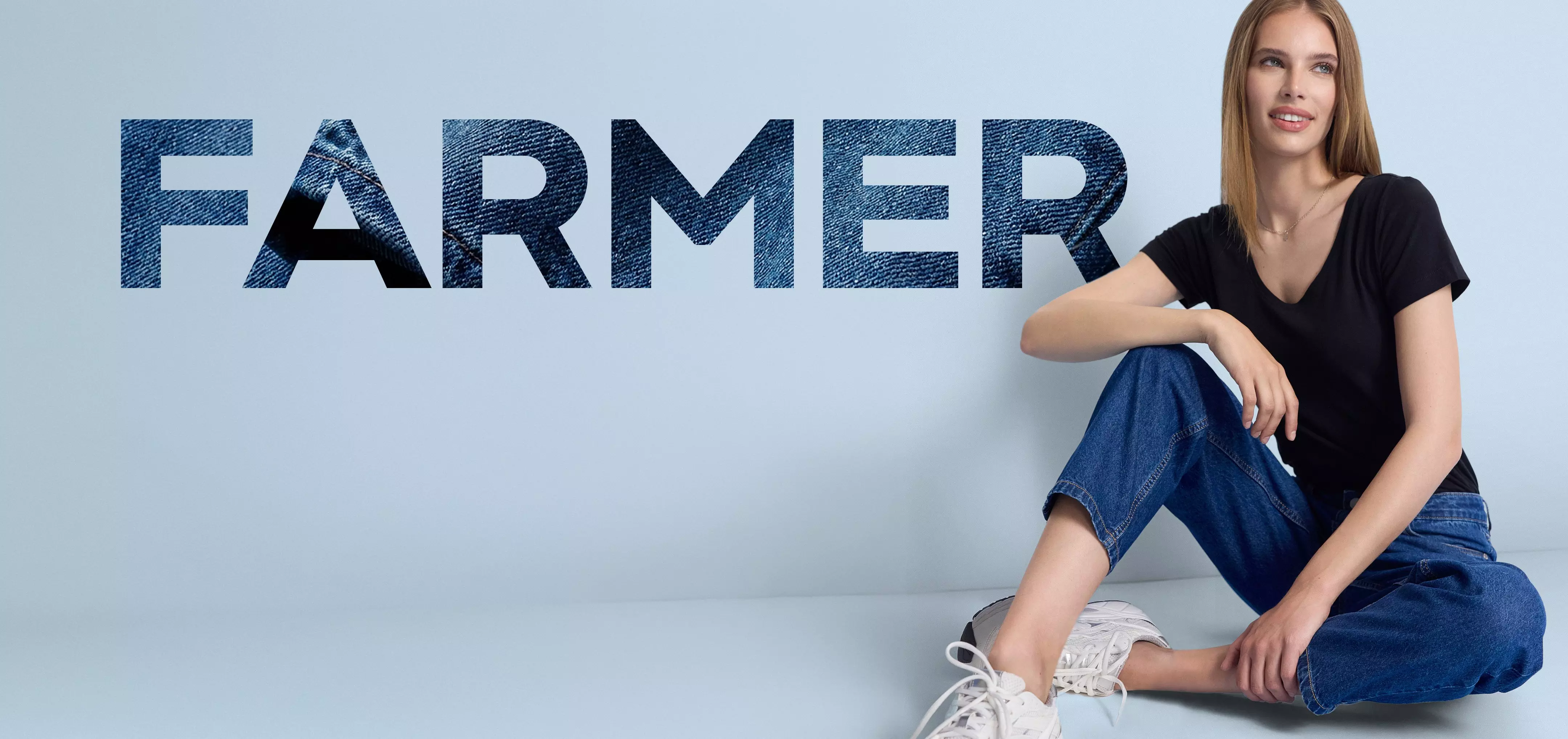 Pepco farmer farmernadrágban és fekete pólóban ülő nő, FARMER felirat a háttérben.