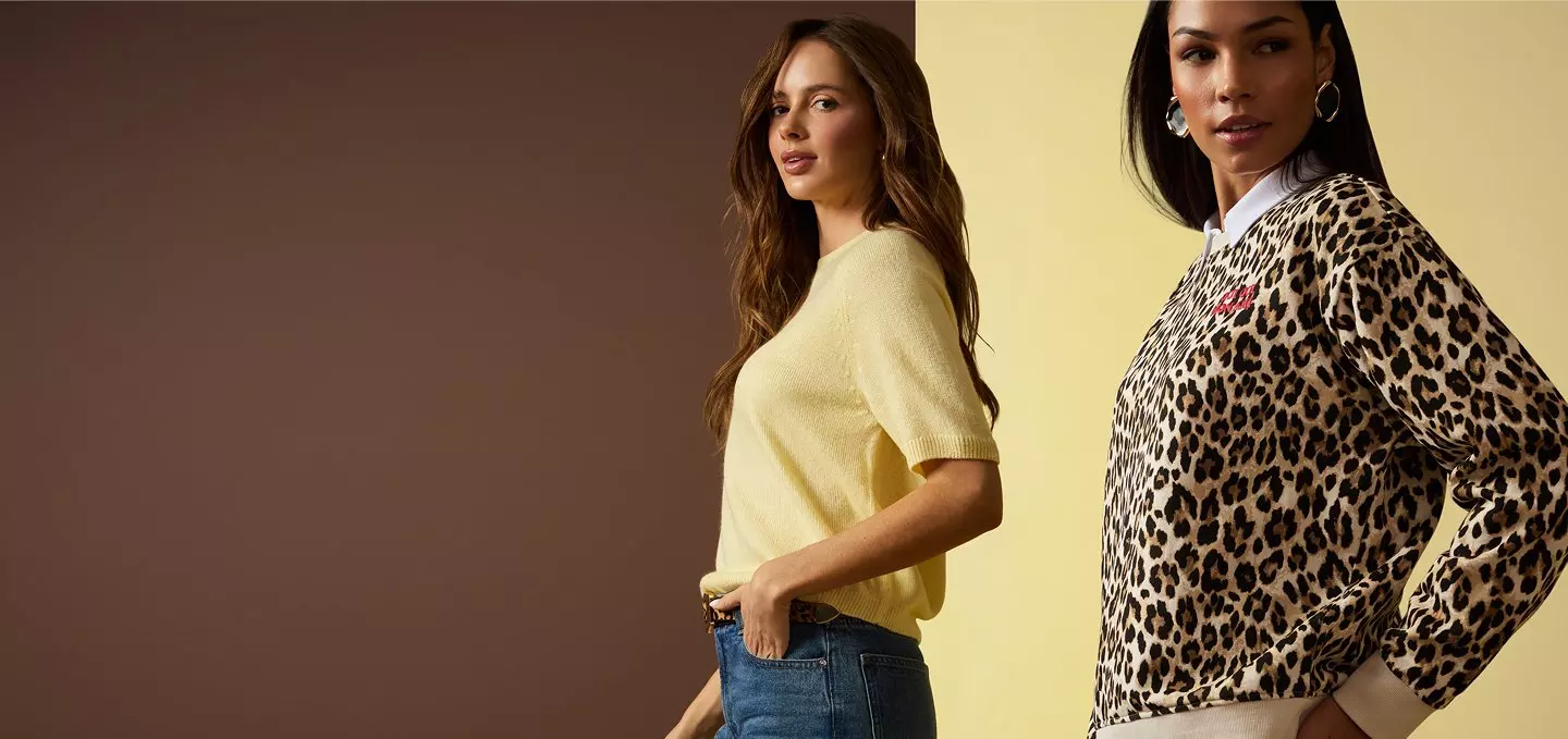 Dwie modelki prezentujące ubrania Pepco - żółty sweter z krótkim rękawem oraz koszulę w panterkę z kołnierzykiem.