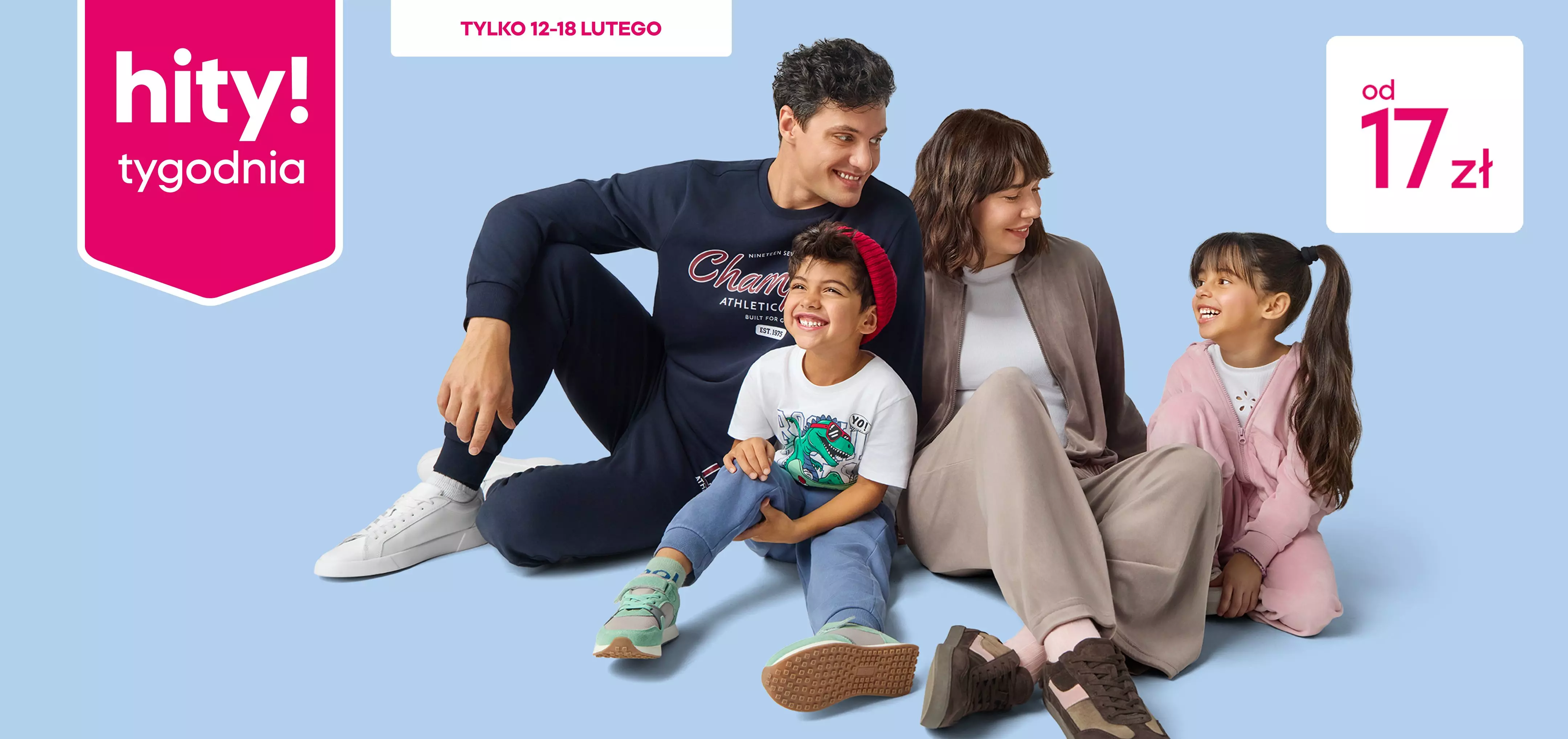 Rodzina w swobodnej odzieży na błękitnym tle. Promocja "Hity tygodnia" od 17 zł, tylko 12-18 lutego.