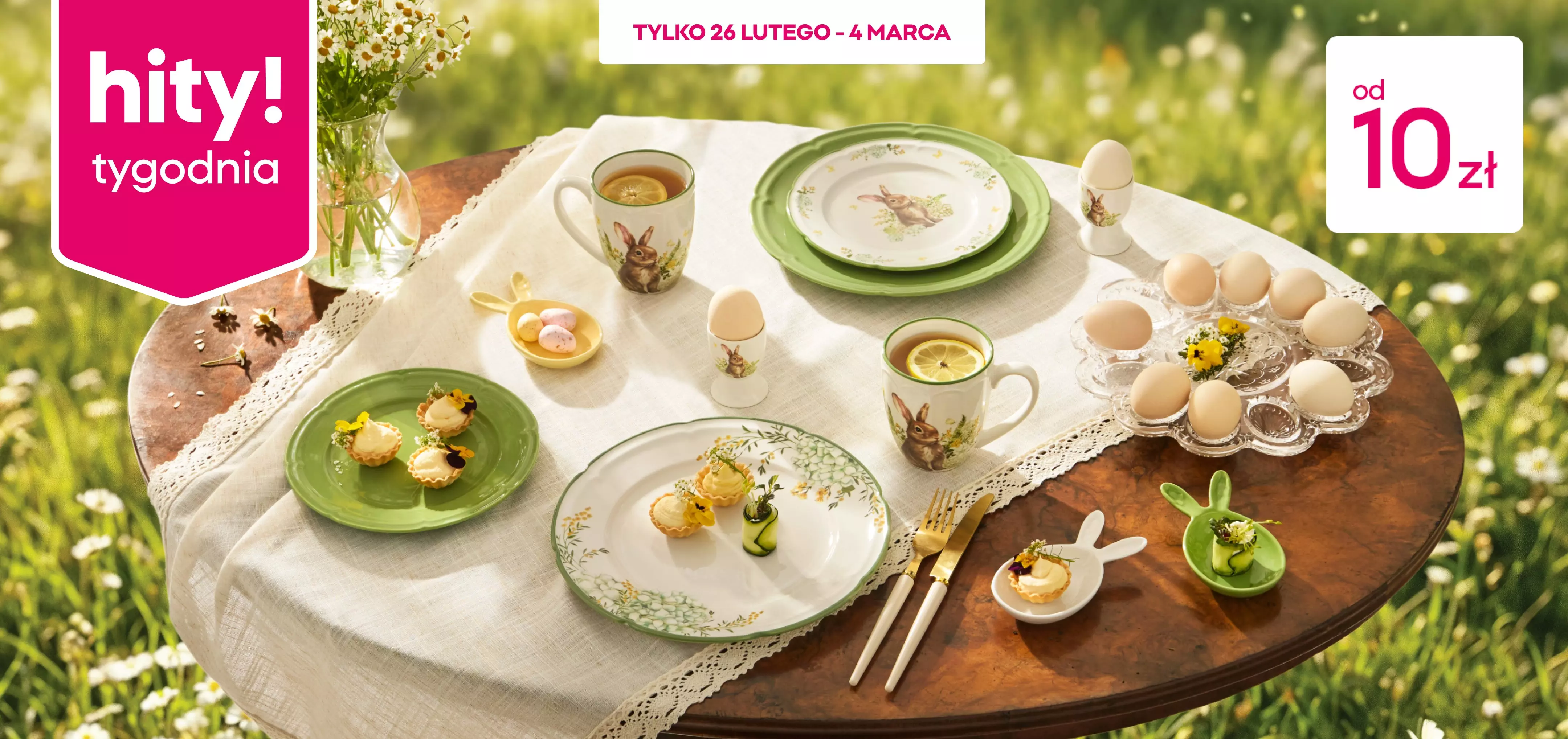 Wielkanocny stół z zastawą z motywami zajączków, jajkami, herbatą i przekąskami. Promocja "hity tygodnia" od 10zł.