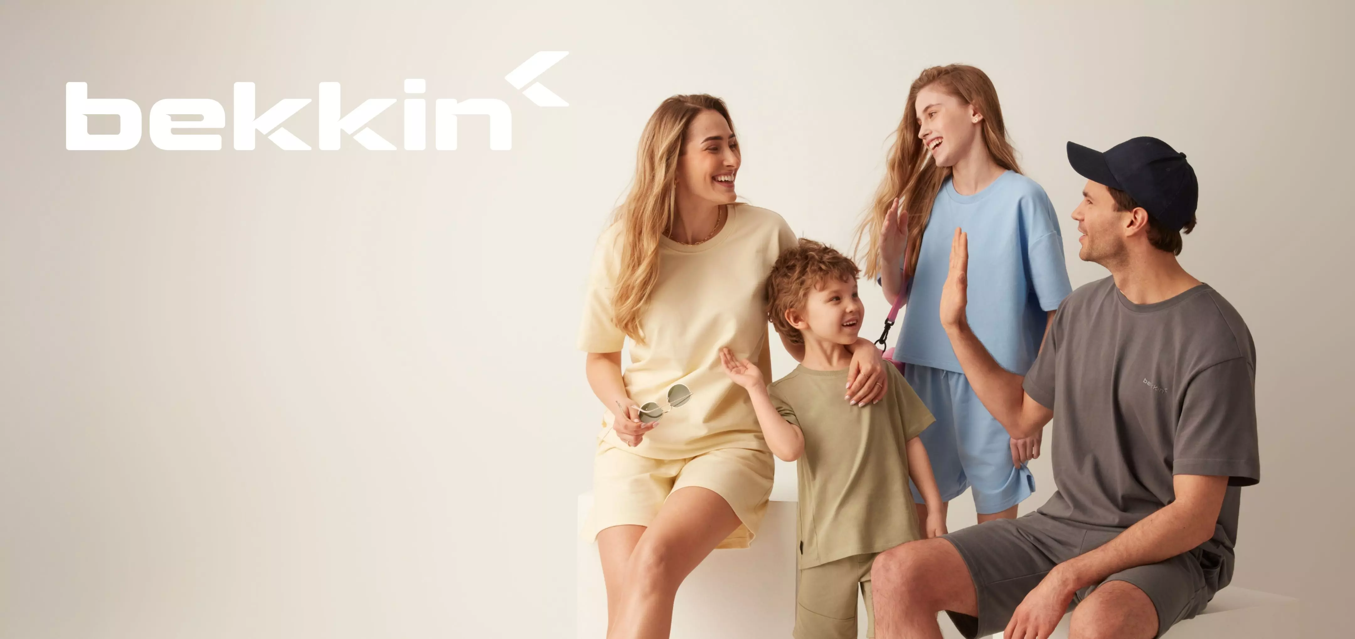 Rodina v oblečení Belkin si spolu povídá a směje se.