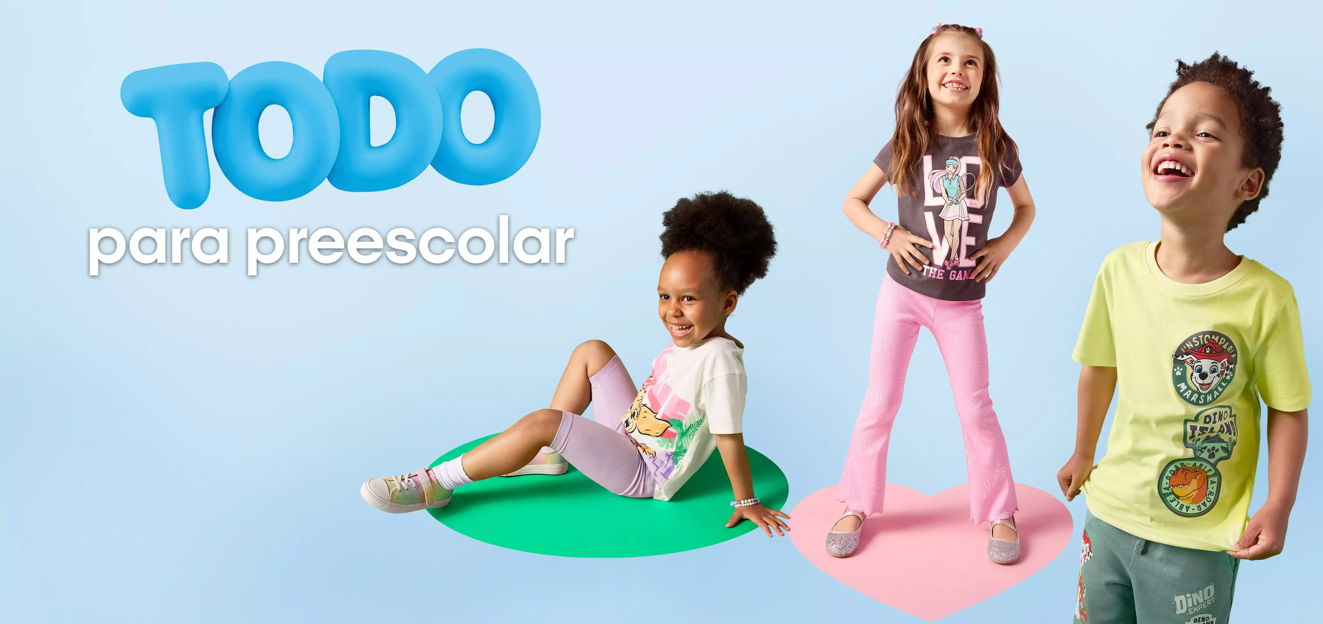 Tres niños sonrientes vistiendo ropa infantil colorida de Pepco con texto TODO para preescolar.