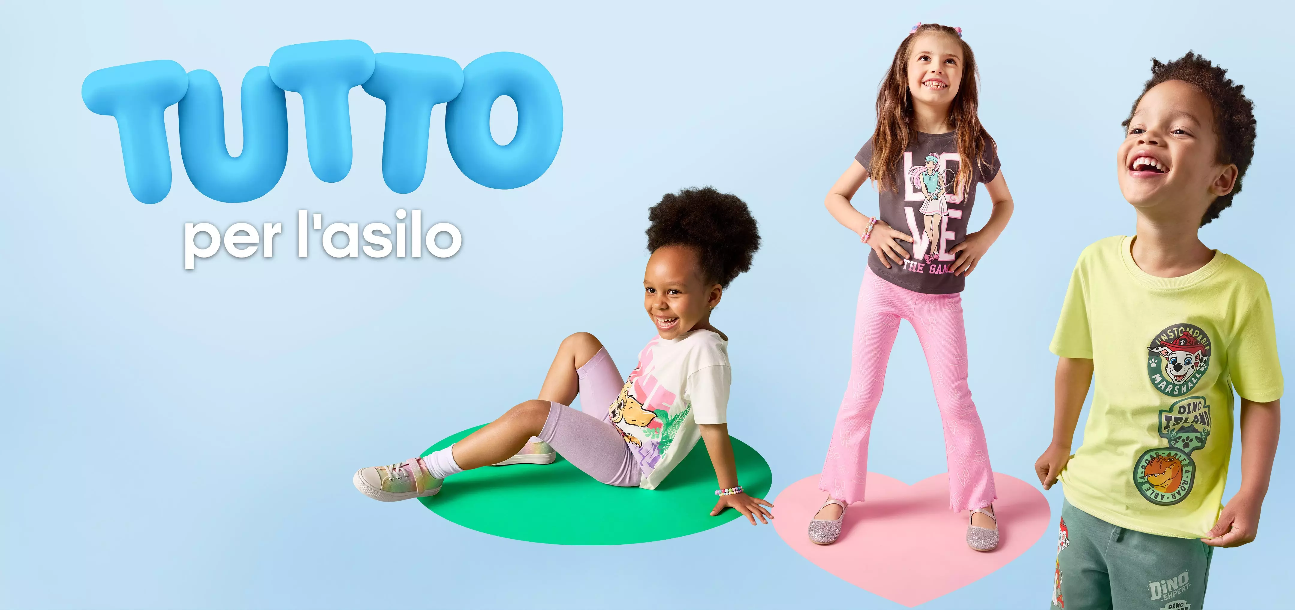 Tre bambini sorridenti indossano abbigliamento colorato Pepco con il testo TUTTO per l'asilo.