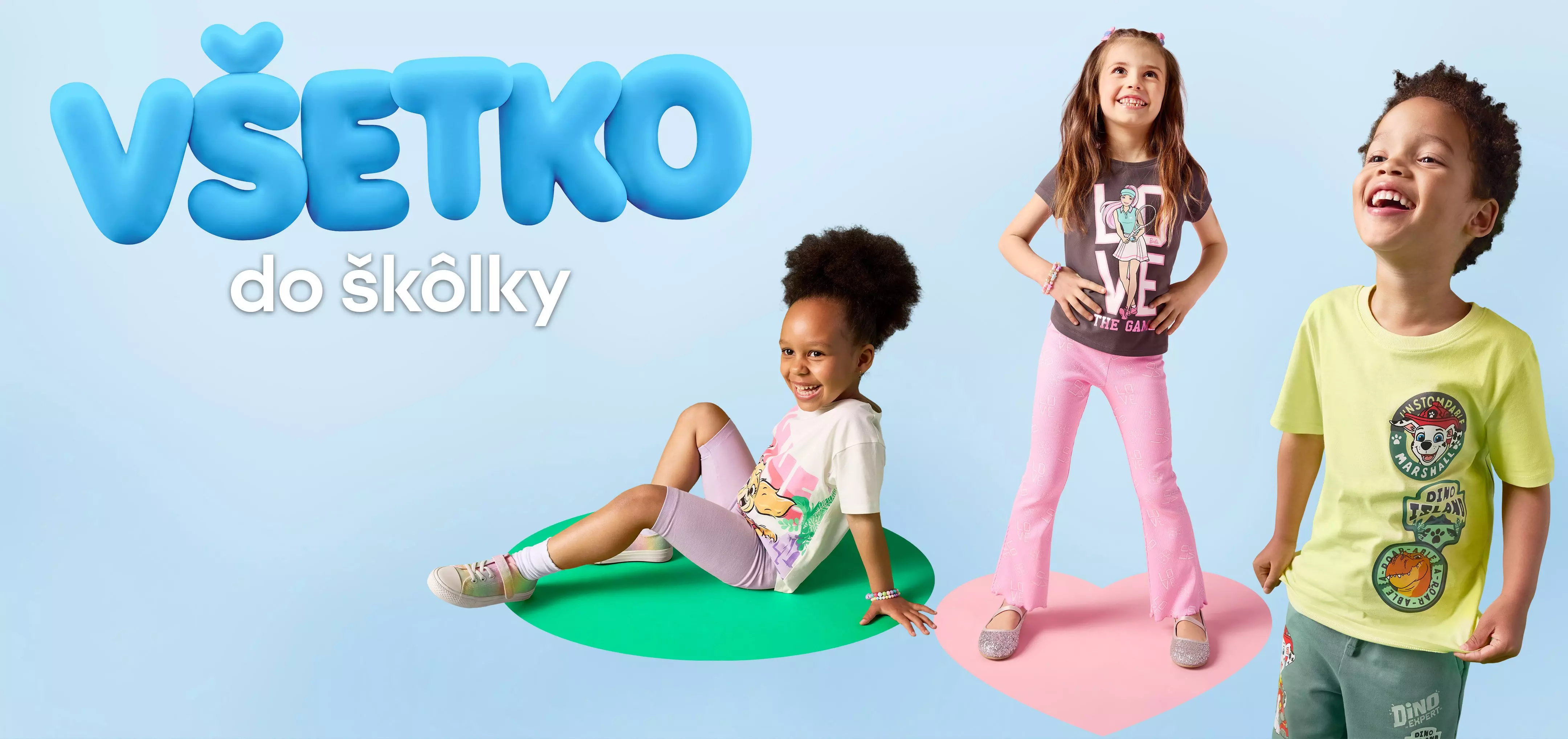 Troje detí v farebnom oblečení Pepco s nápisom EVERYTHING to preschool.