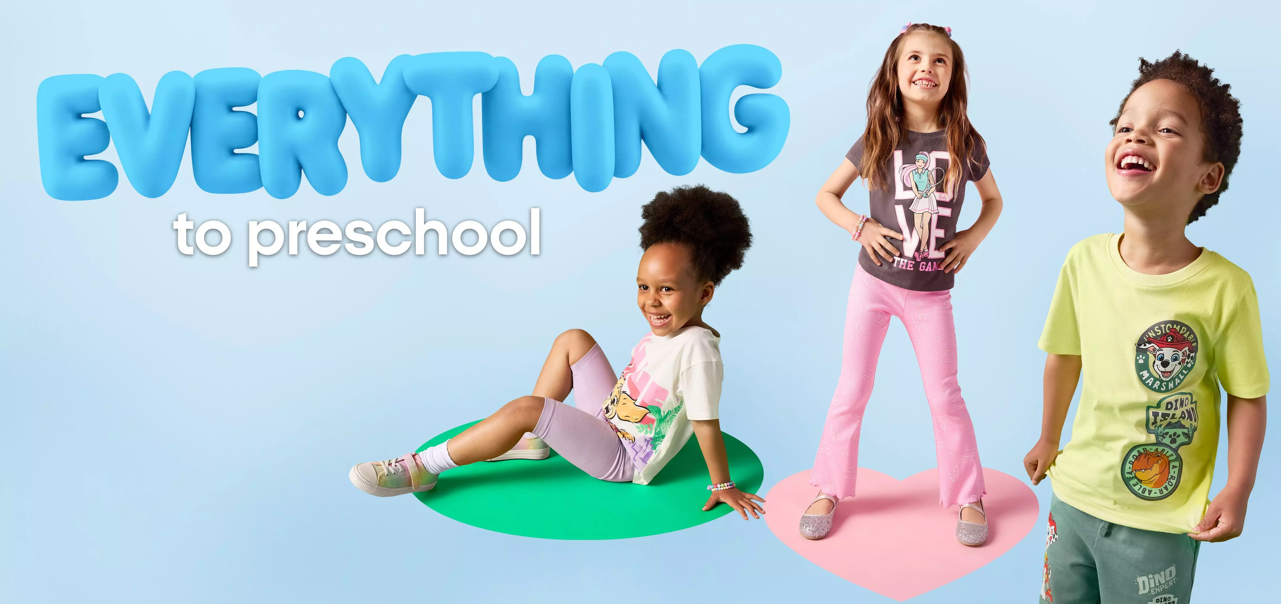 Tres niños sonrientes visten ropa infantil Pepco con texto EVERYTHING to preschool sobre fondo azul.