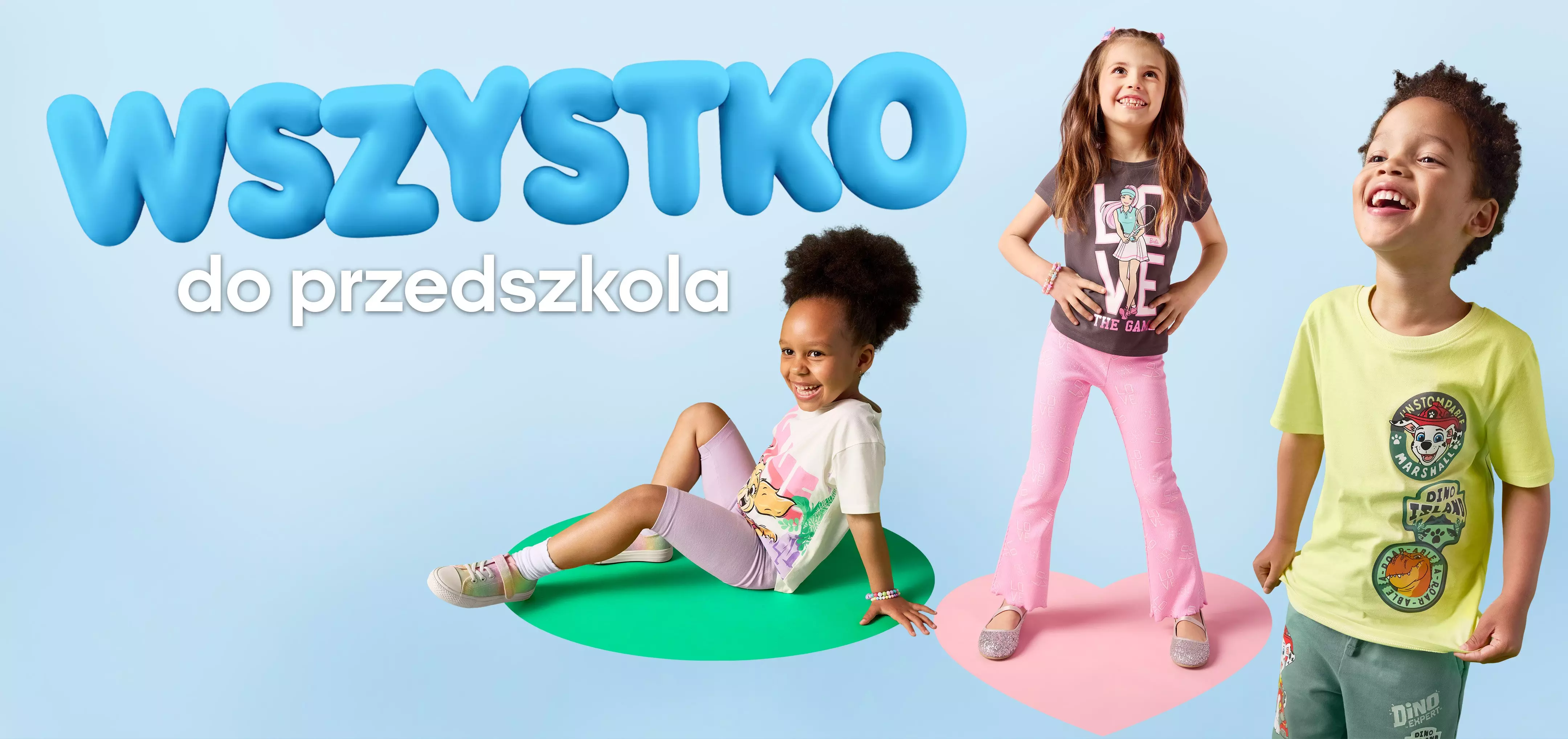 Pepco - troje uśmiechniętych dzieci w kolorowych ubraniach z napisem WSZYSTKO do przedszkola.
