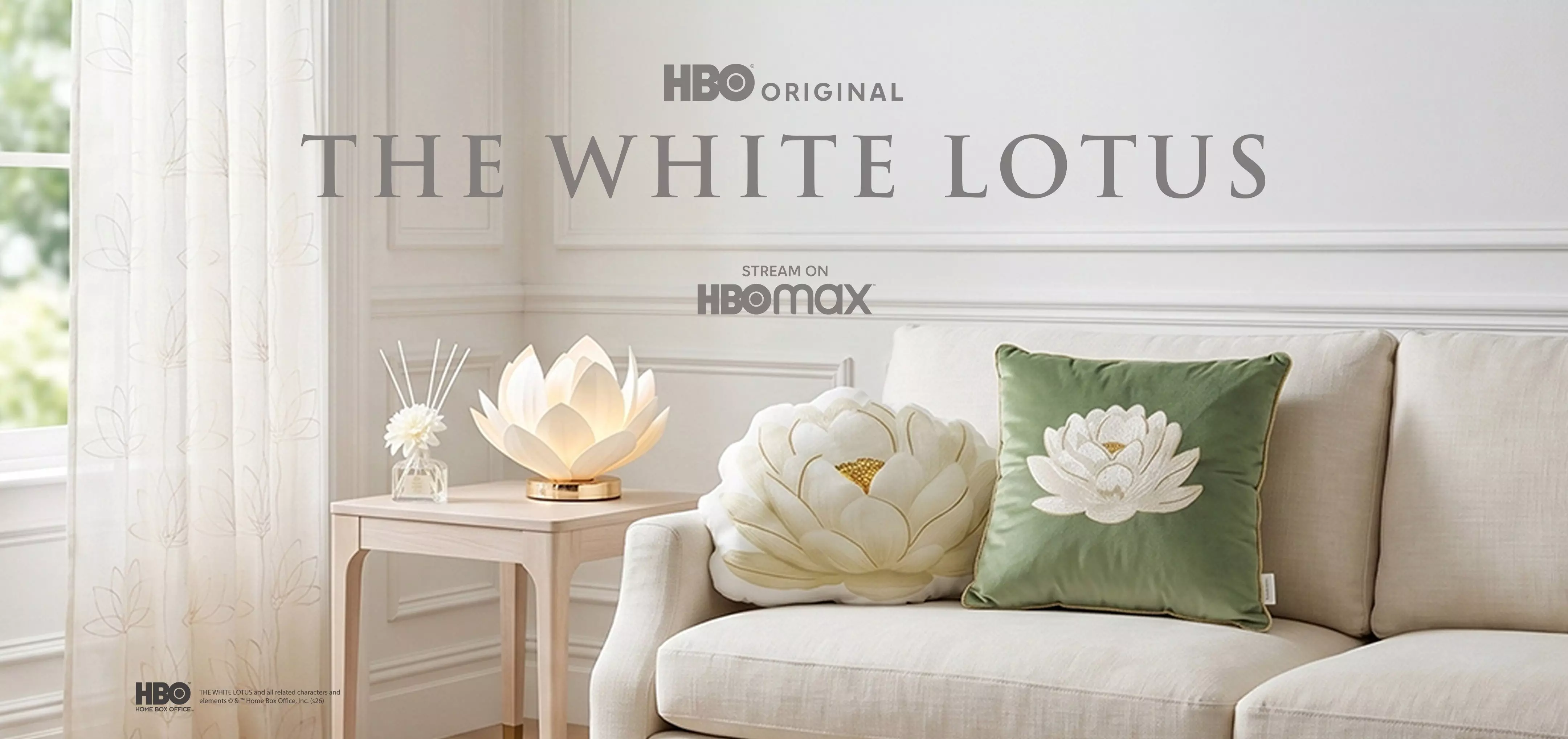 Pepco kolekcia The White Lotus s dekoratívnymi vankúšmi s motívom lotosu a svietiacou lampou.