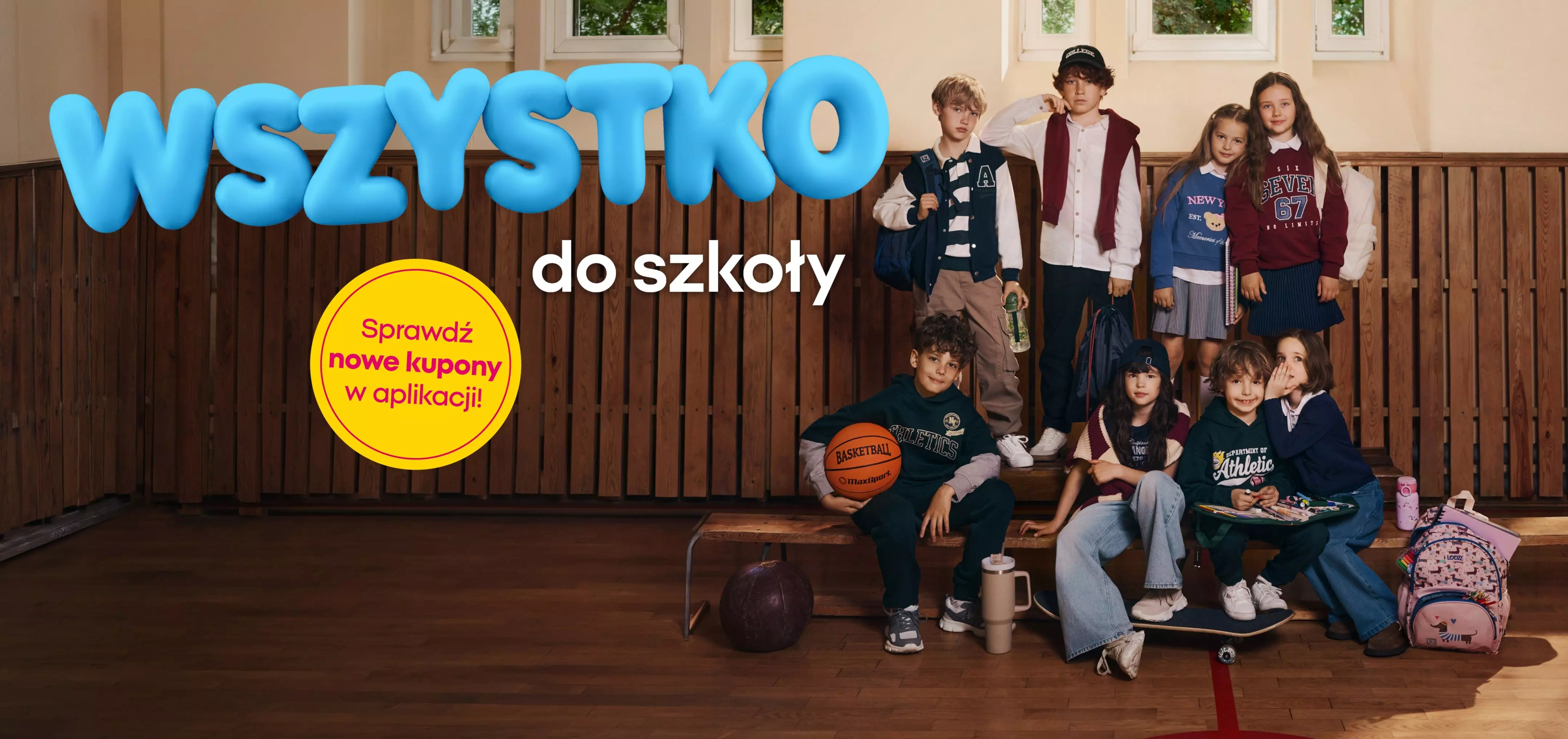 Dzieci w szkolnych ubraniach Pepco z balonem WSZYSTKO do szkoły i informacją o kuponach w aplikacji.