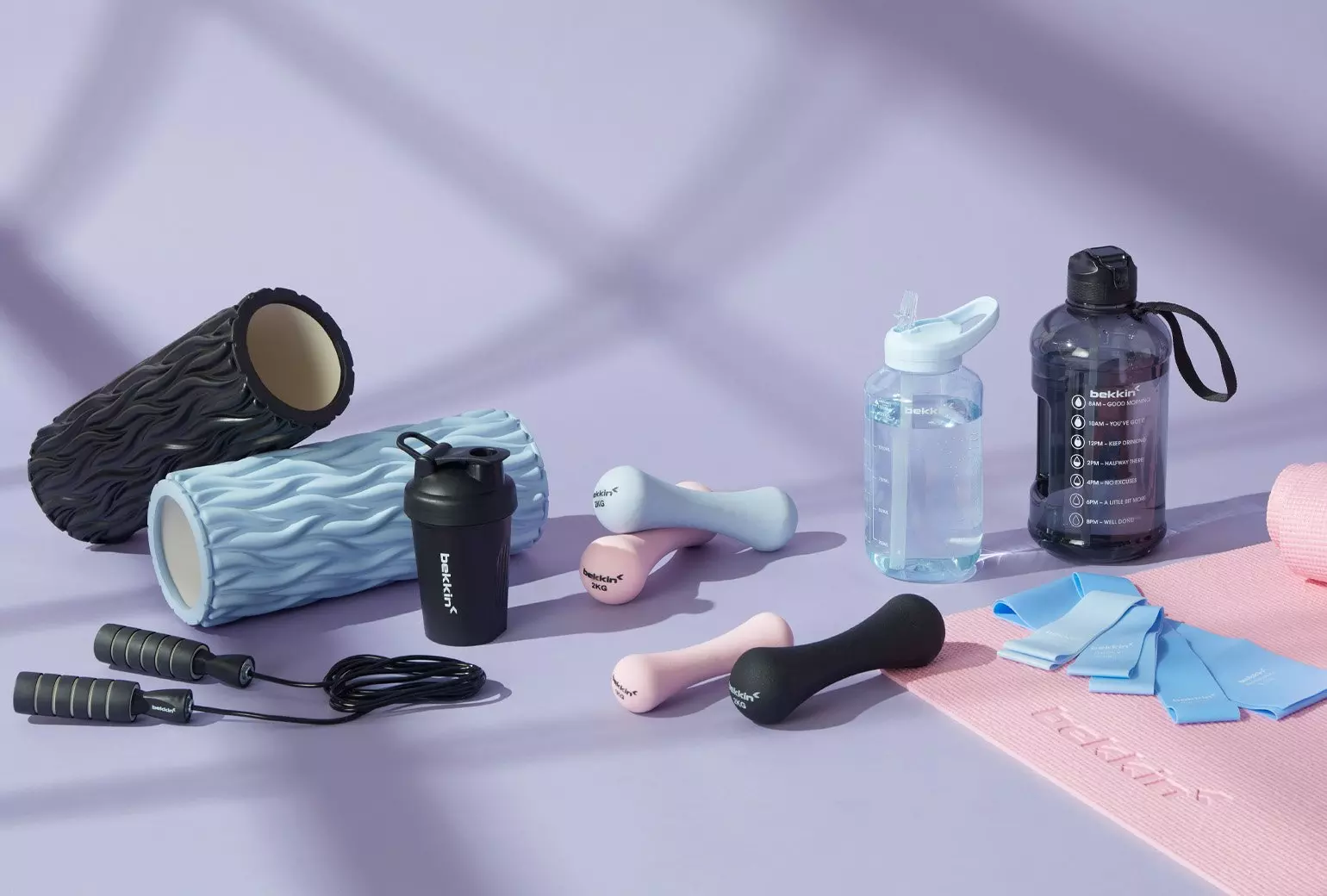 Kolekcja akcesoriów fitness Pepco z rolkami do masażu, ciężarkami, butelkami na wodę, skakanką i opaską elastyczną.
