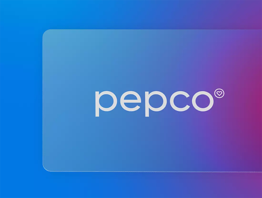 Logo Pepco na gradientowym niebiesko-fioletowym tle z symbolem serca w prawym górnym rogu.