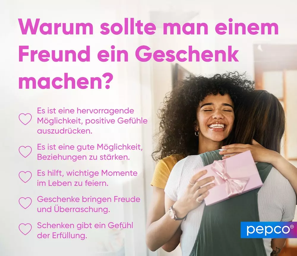 Zwei Freundinnen umarmen sich, eine hält ein rosa verpacktes Geschenk, pepco Marke sichtbar.