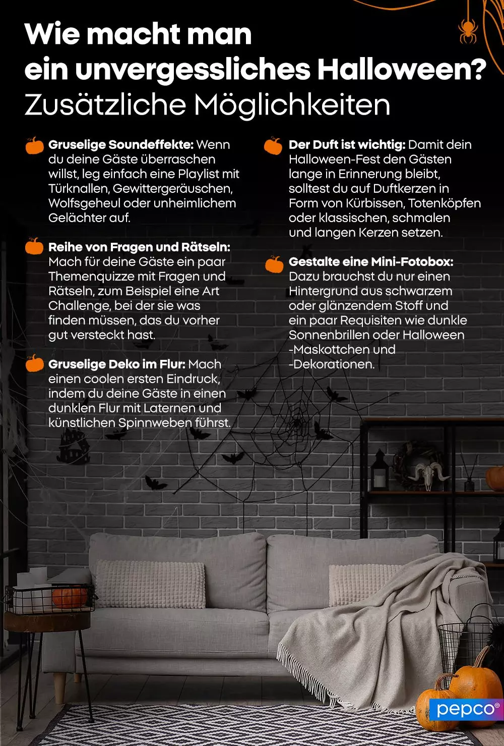 Pepco Halloween-Tipps mit Sofa, Spinnweben und Kürbisdeko in einem stilvoll dekorierten Wohnzimmer für unvergessliche Feierlichkeiten.