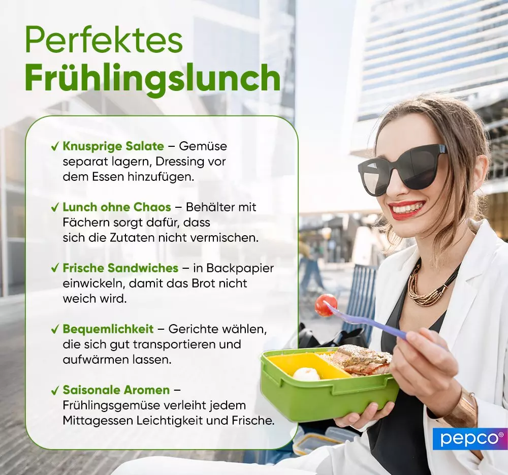 Lächelnde Frau mit Sonnenbrille hält grüne Lunchbox und isst Tomaten mit einer Gabel im Freien.