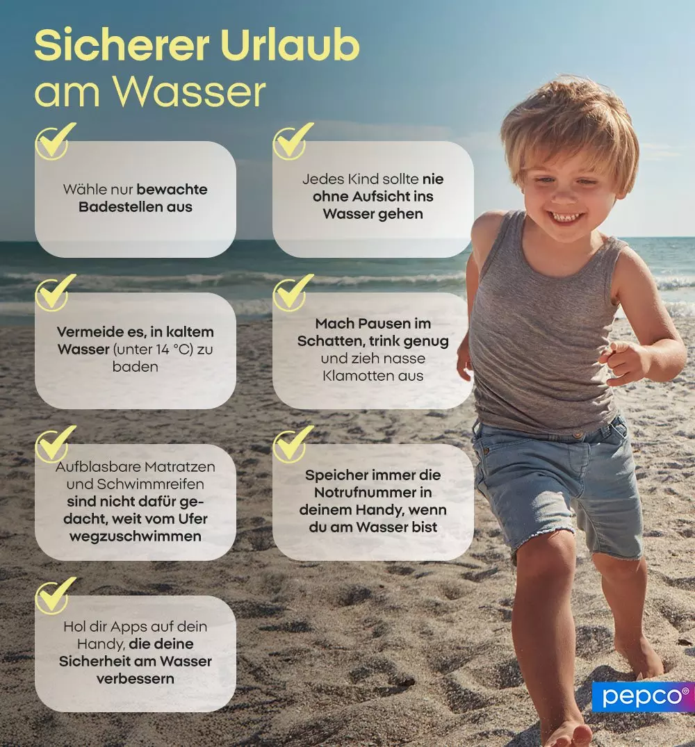 Lächelnder Junge am Strand mit Infografik zu Wassersicherheitstipps für Kinder von pepco.