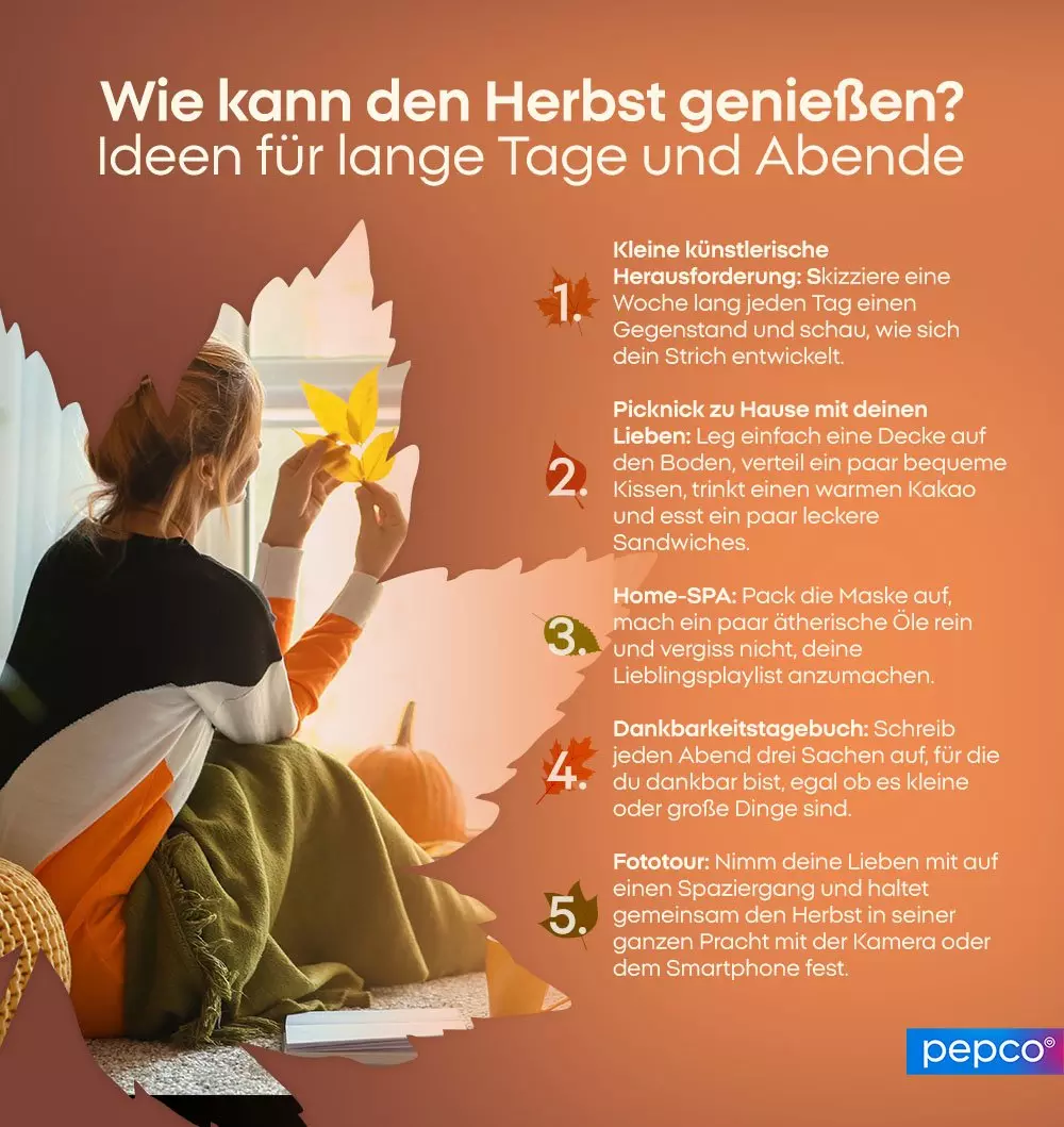 Frau sitzt am Fenster mit Herbstblatt und betrachtet fünf Ideen für gemütliche Herbsttage.
