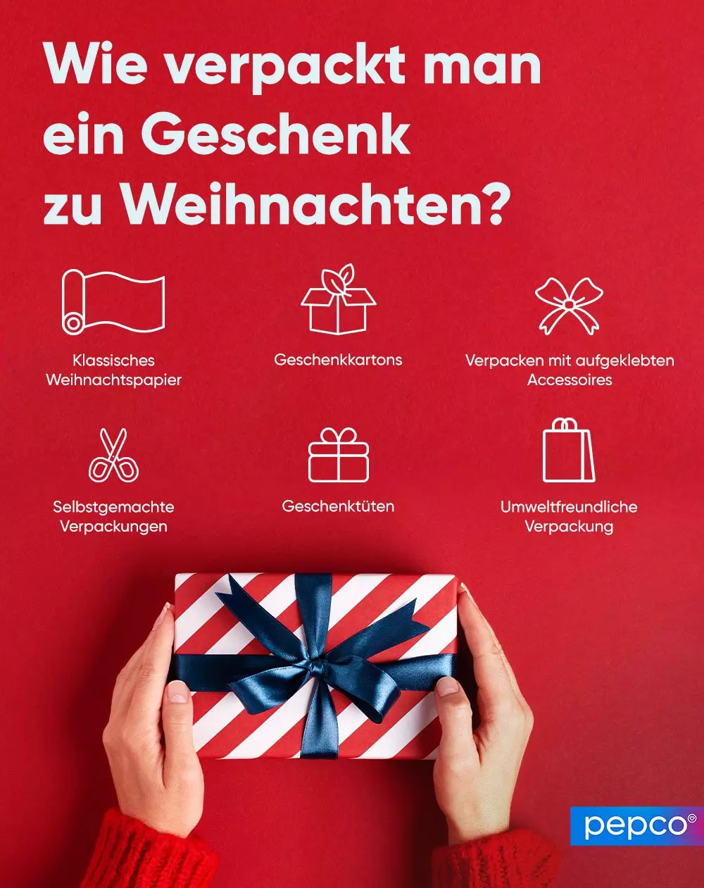 Hände halten ein Geschenk mit rot-weißem Streifenpapier und blauer Schleife von Pepco.
