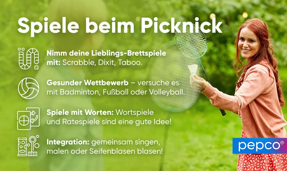 Lächelnde Frau in rosa Pullover hält Badmintonschläger und Federball im Freien.