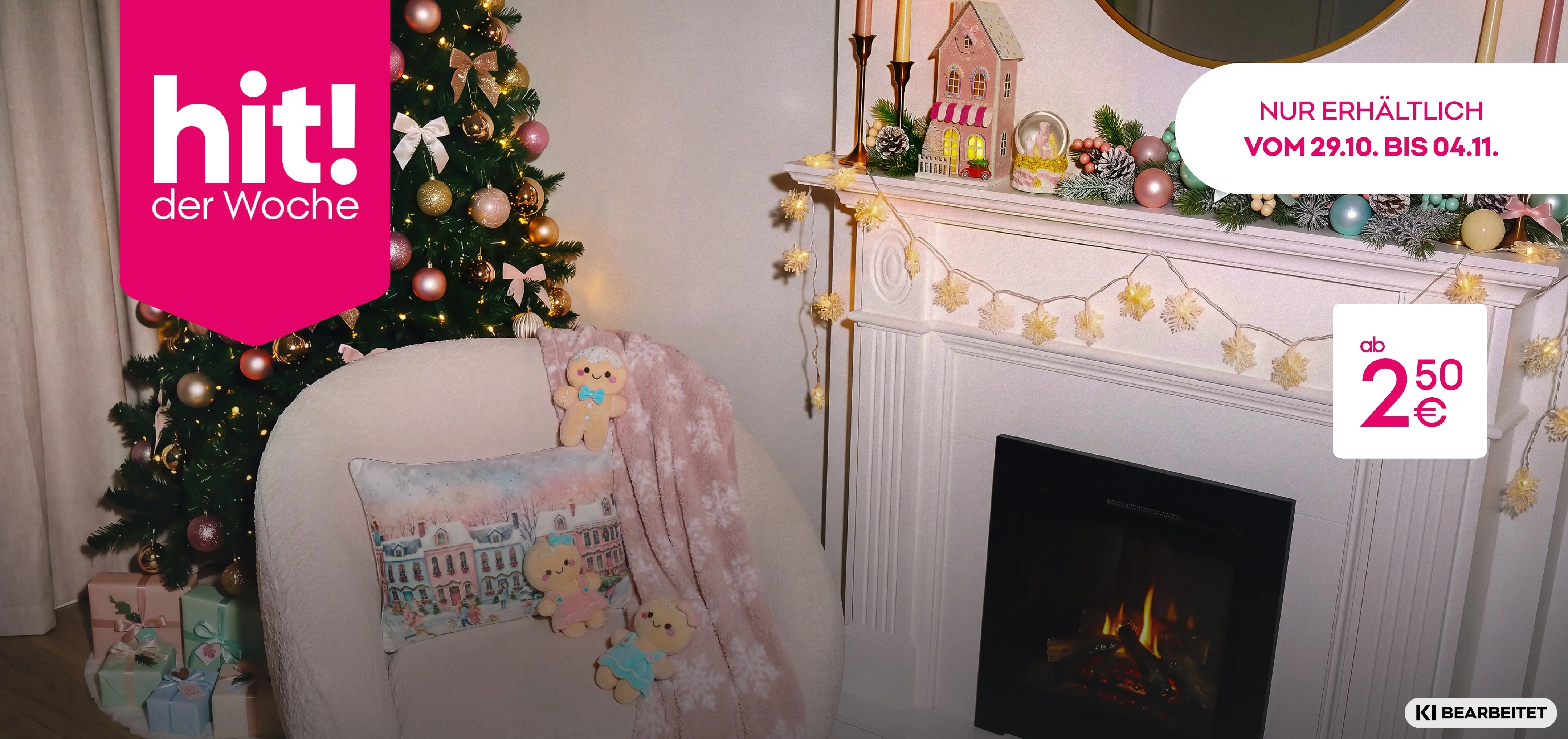 Pepco Weihnachtsdekoration mit geschmücktem Baum, Sessel mit Kissen und Kamin mit festlicher Girlande.