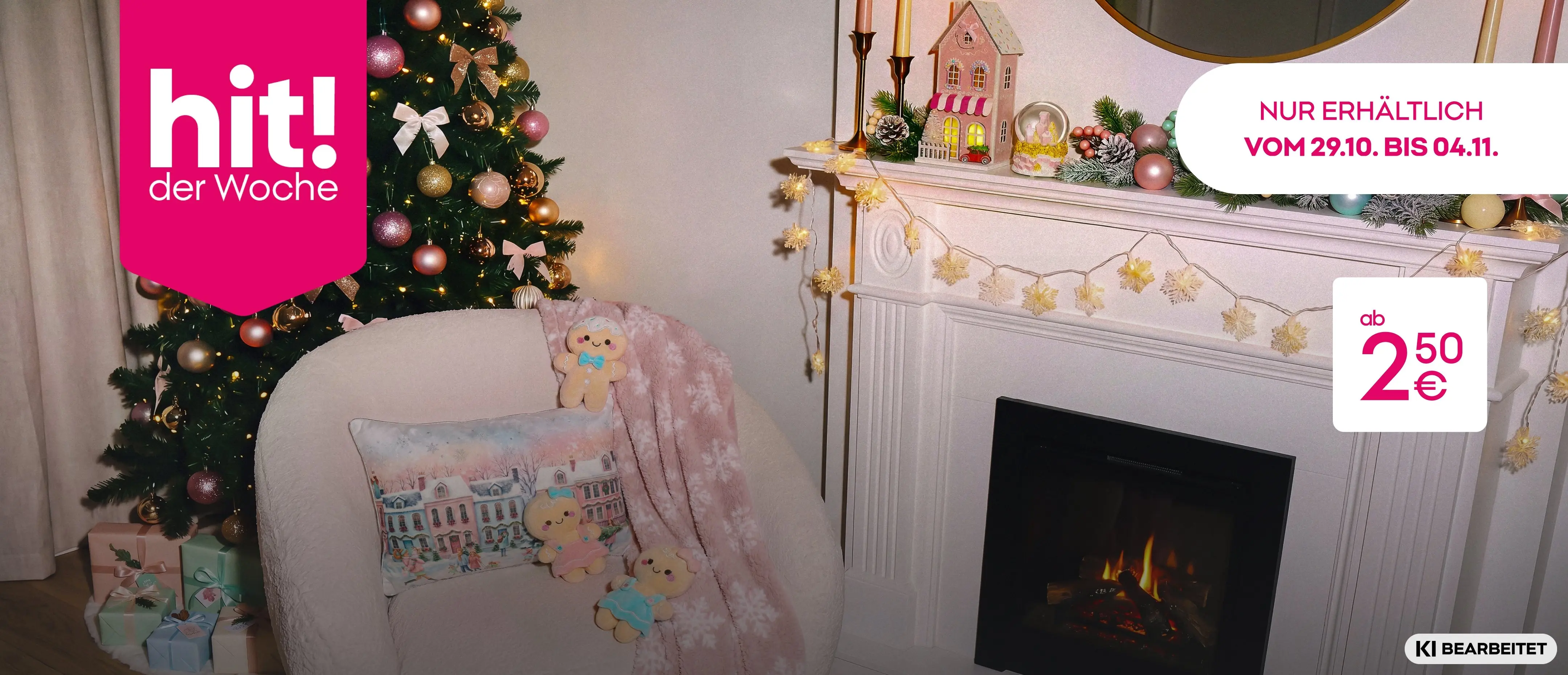 Pepco Weihnachtsdekoration mit geschmücktem Kamin, Weihnachtsbaum und gemütlichem Sessel mit Kissen und Plüschtieren.