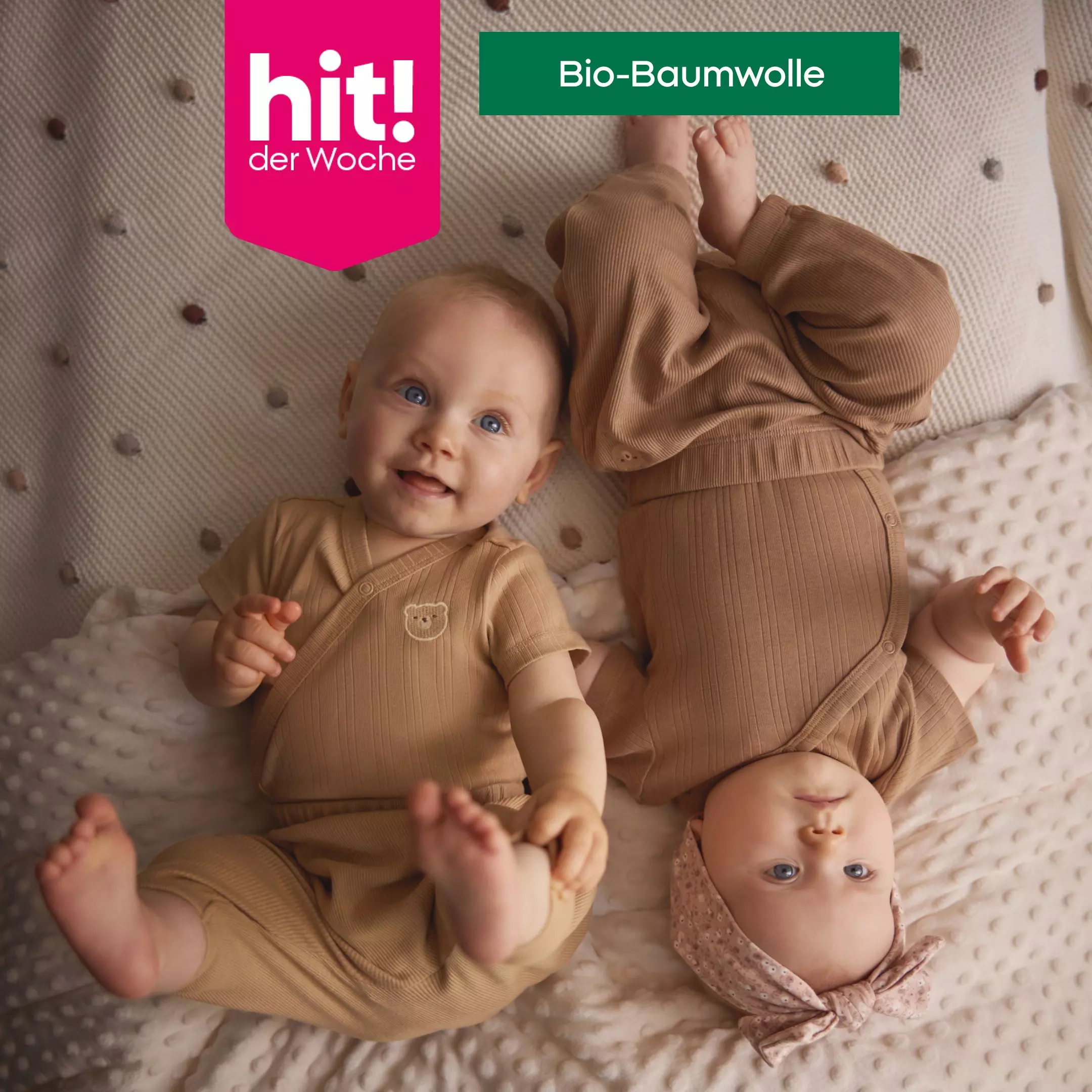 Pepco Babykleidung aus Bio-Baumwolle, drei Babys in beigen Stramplern liegend.