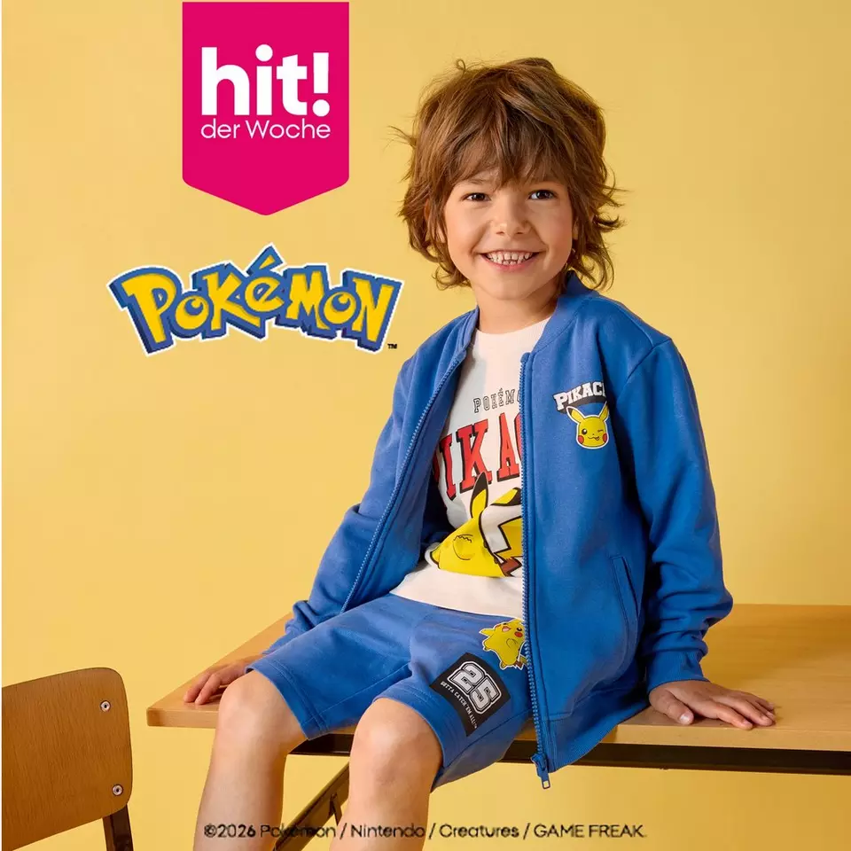 Pepco Junge trägt blaues Pokémon Outfit mit Pikachu-Motiv und lächelt.