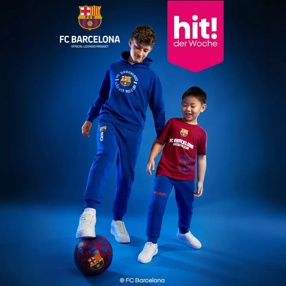 Pepco FC Barcelona Freizeitkleidung für Kinder mit zwei Jungen, die mit einem Fußball spielen.