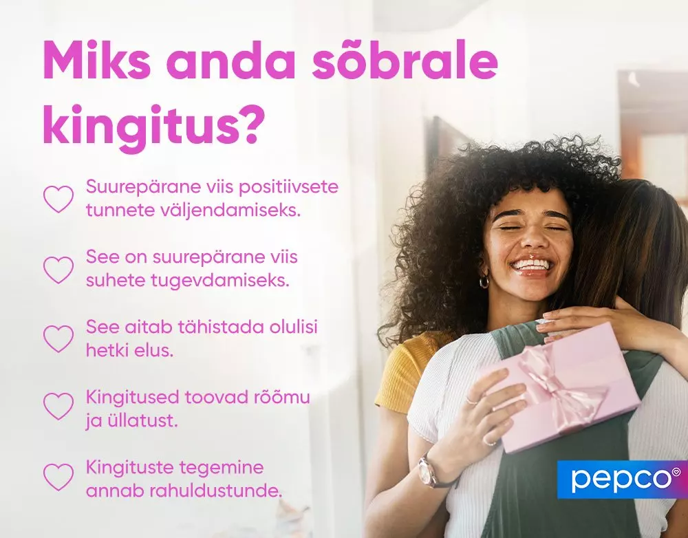 Kaks naeratavat naist kallistavad teineteist, üks neist hoiab roosat kinkepakki.