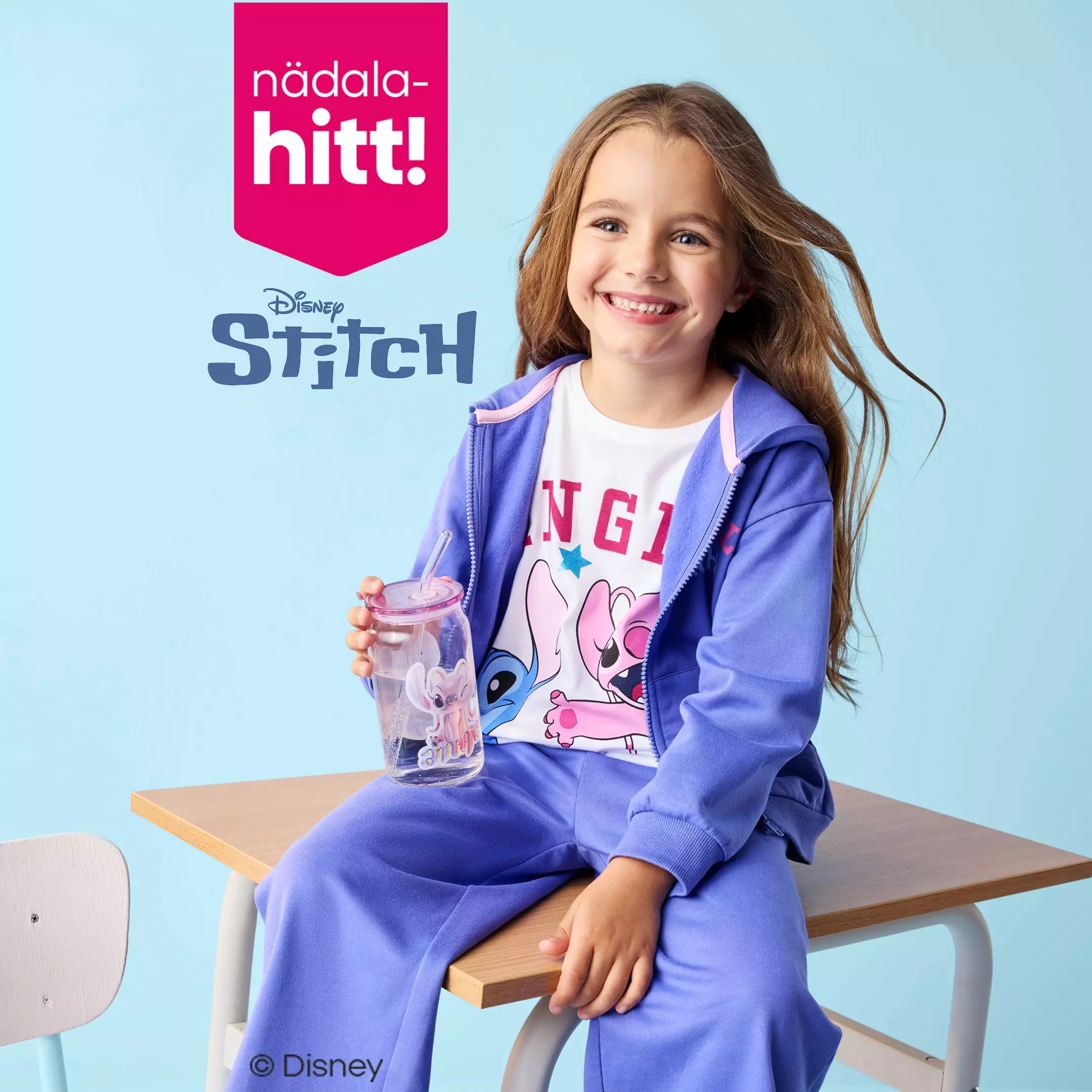 Pepco tüdruk kannab lilla Disney Stitch dressikomplekti ja hoiab joogipudelit.