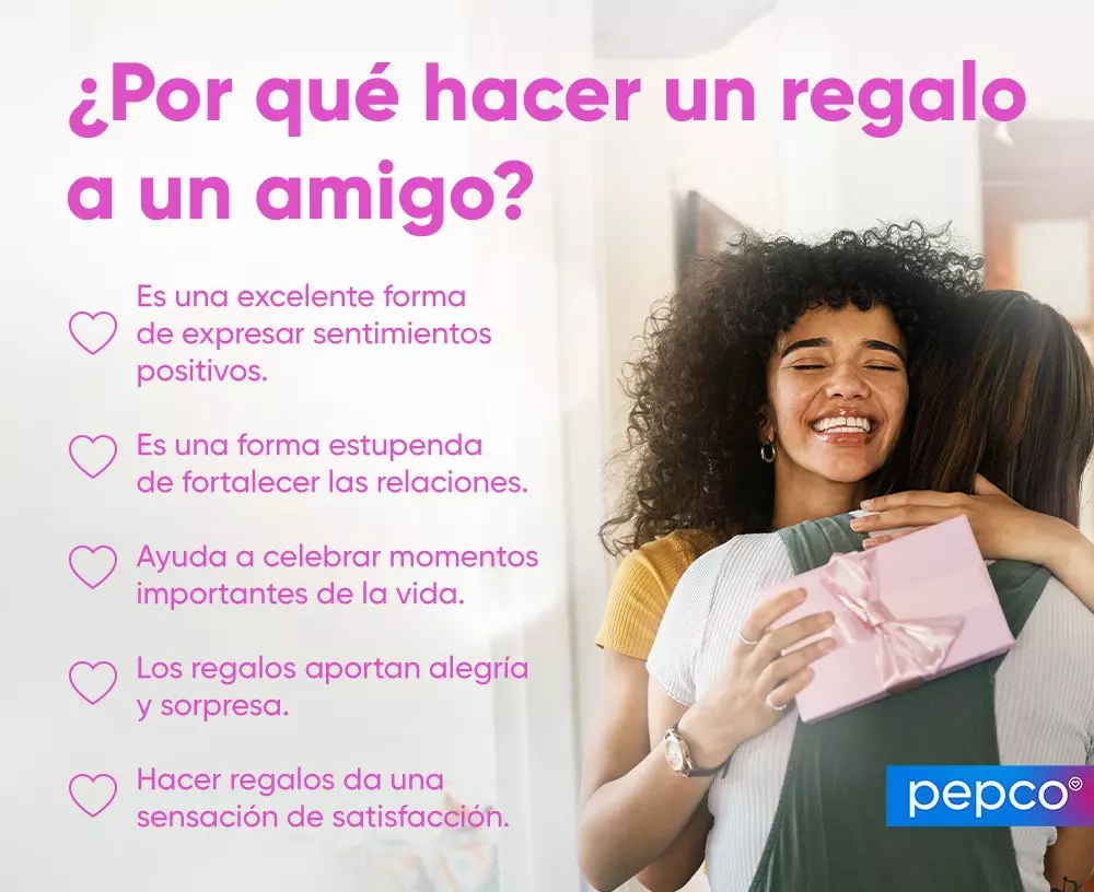 Dos amigas abrazándose mientras una sostiene un regalo rosa con lazo. Marca Pepco visible.