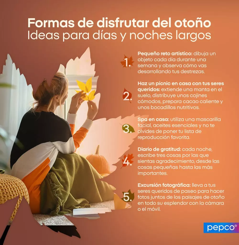 Mujer sentada sosteniendo una hoja de otoño junto a calabazas, con texto de ideas para disfrutar del otoño.