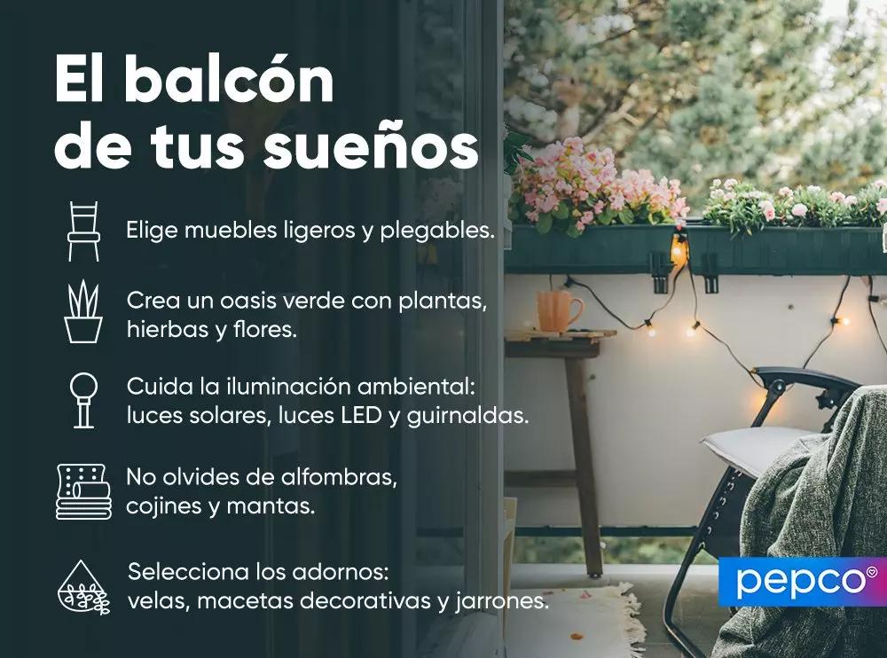 Balcón acogedor con silla plegable, flores rosadas, luces decorativas y manta verde de Pepco.