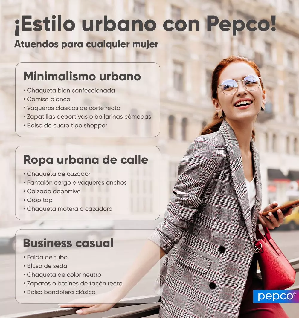 Mujer sonriente con chaqueta de cuadros, gafas de sol y bolso rojo, consultando su teléfono en entorno urbano.